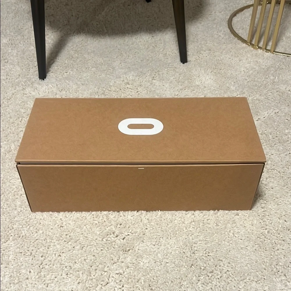 Oculus Quest 2 Headset with Controllers and charger- White